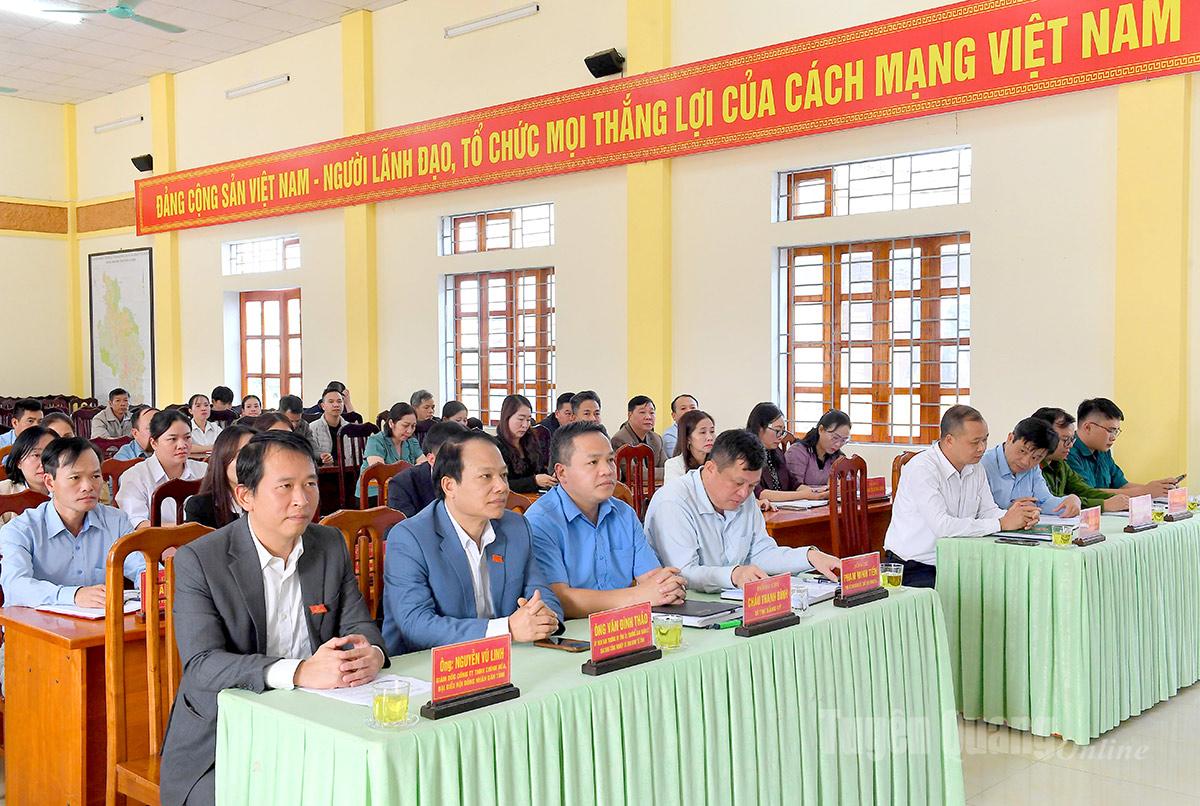 Các đại biểu tại hội nghị tiếp xúc cử tri xã Hùng Đức.