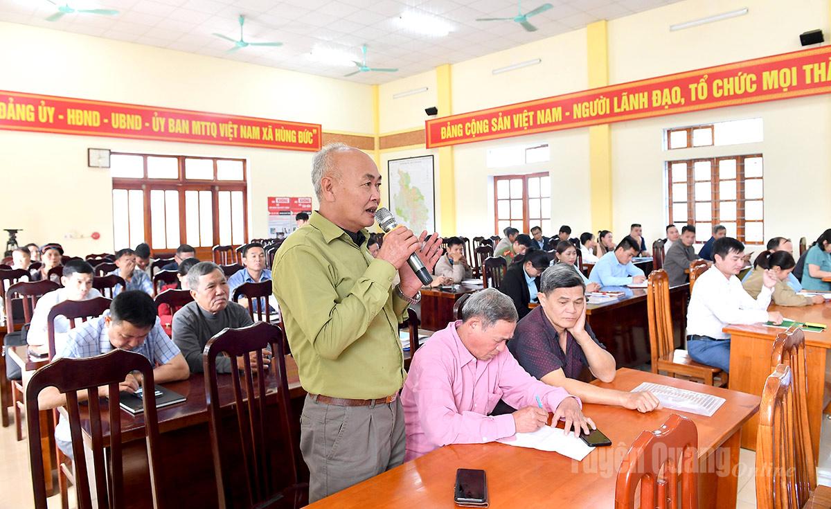 Cử tri xã Hùng Đức phát biểu ý kiến tại hội nghị.