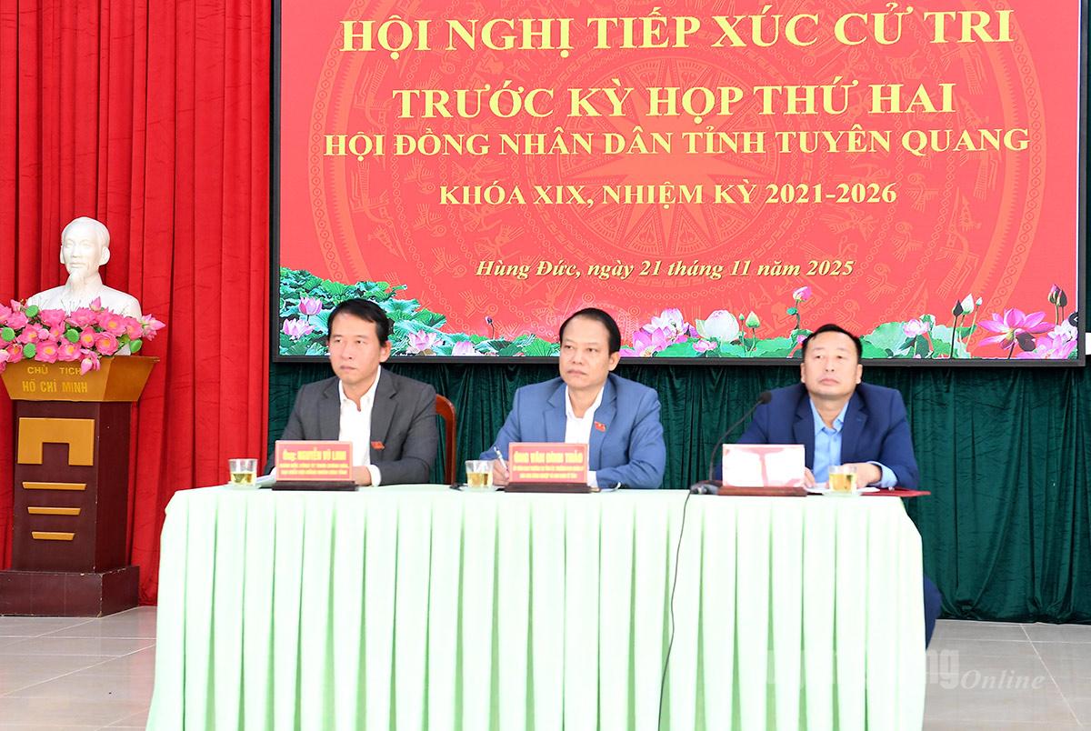 Đồng chí Trưởng Ban quản lý các khu công nghiệp và khu kinh tế tỉnh Vân Đình Thảo cùng tổ đại biểu HĐND tỉnh tiếp xúc cử tri xã Hùng Đức.