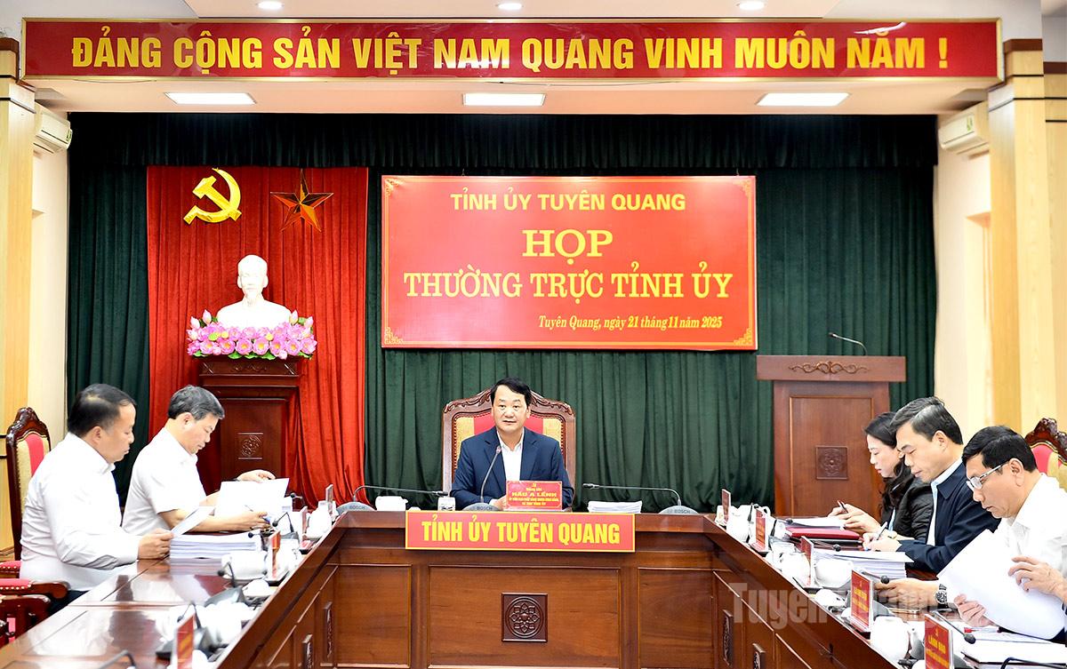Bí thư Tỉnh ủy Hầu A Lềnh chủ trì cuộc họp.