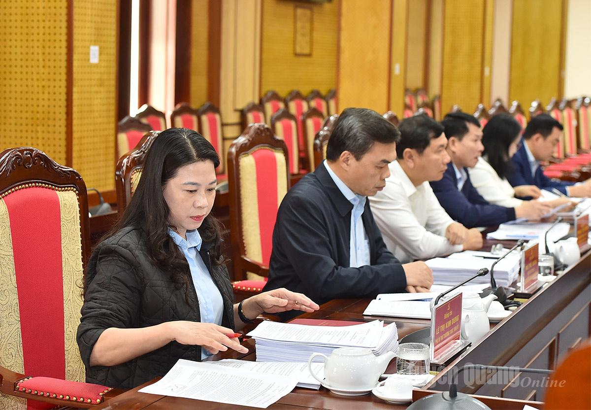 Các đồng chí Thường trực Tỉnh ủy và đại biểu dự họp.