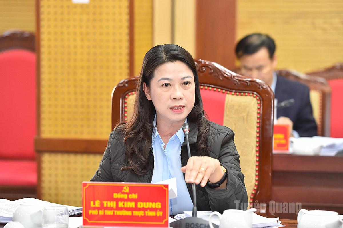 Đồng chí Phó Bí thư Thường trực Tỉnh ủy Lê Thị Kim Dung phát biểu tại cuộc họp.