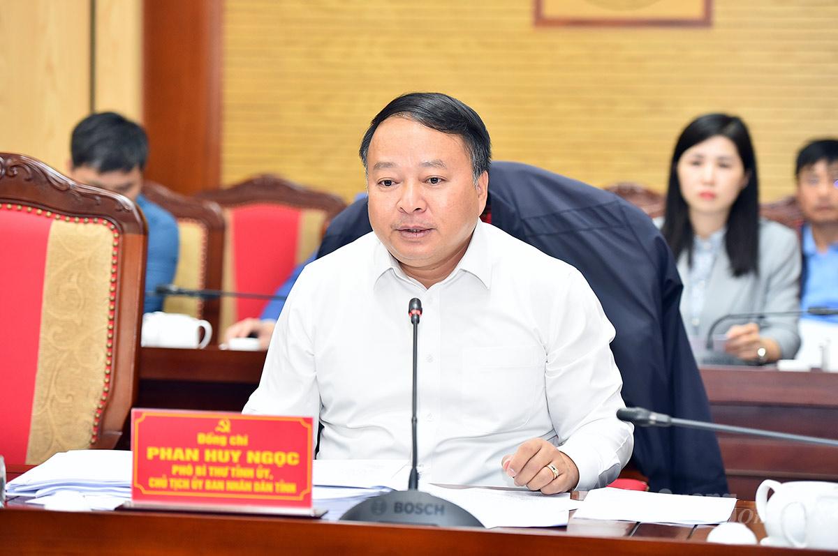 Đồng chí Phó Bí thư Tỉnh ủy, Chủ tịch UBND tỉnh Phan Huy Ngọc phát biểu tại cuộc họp.