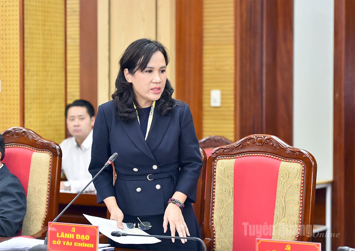 Đồng chí Phạm Kiều Vân, Giám đốc Sở Tài chính phát biểu tại cuộc họp.