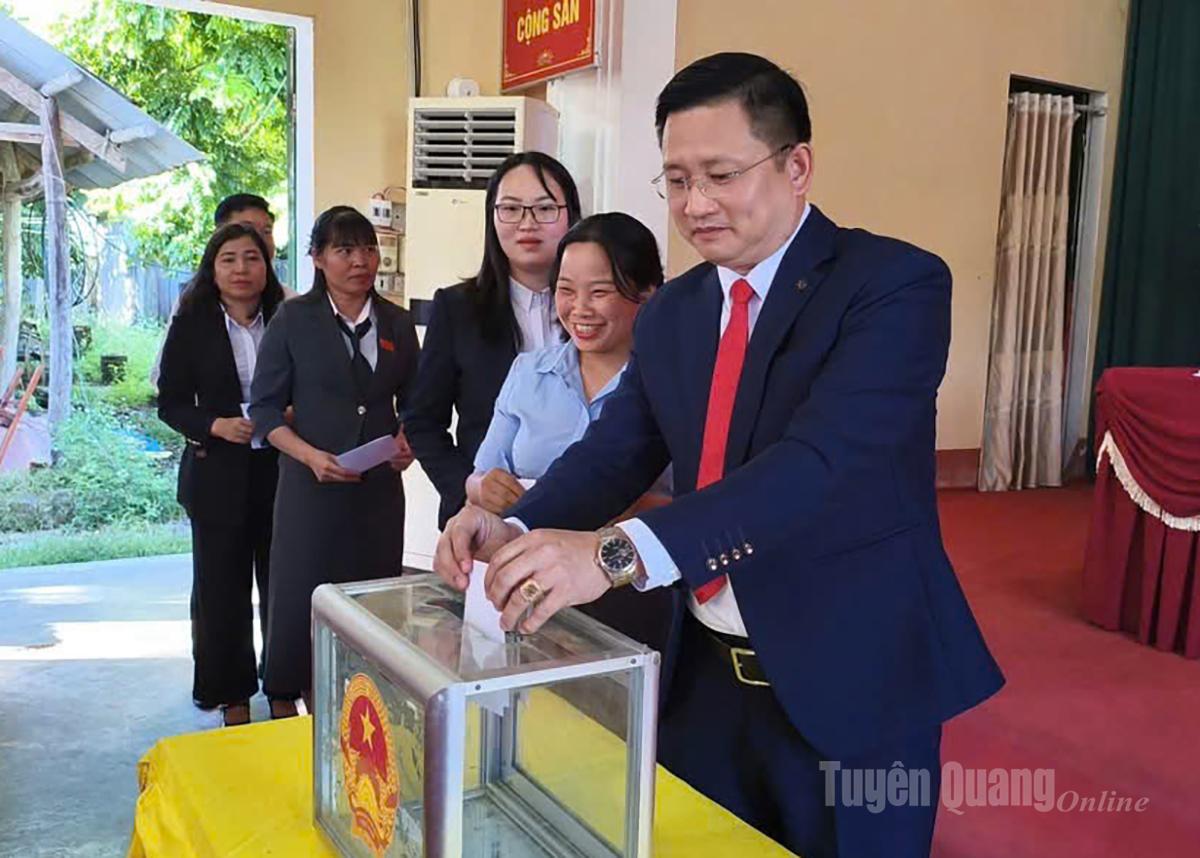 Cán bộ, công chức xã Tân Mỹ bỏ phiếu bầu các chức danh lãnh đạo chủ chốt UBND và HĐND xã.