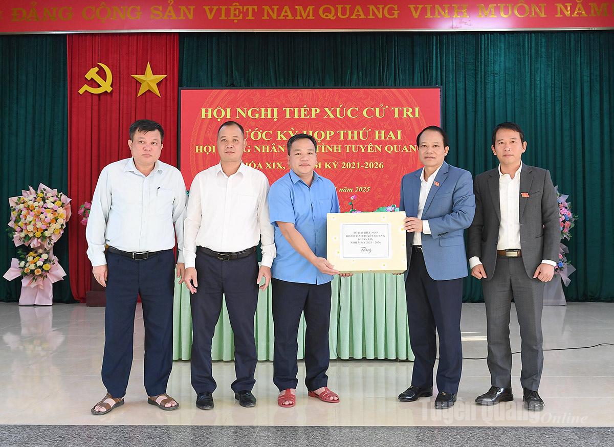 Tổ đại biểu HĐND tỉnh tặng quà xã Hùng Đức.