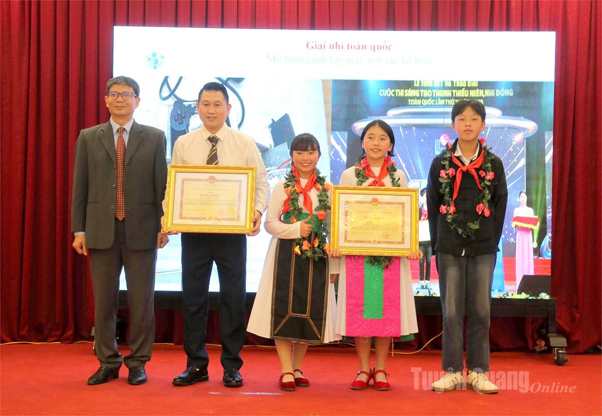 Thừa ủy quyền của Chủ tịch UBND tỉnh, đồng chí Cao Hồng Kỳ, Chủ tịch Liên hiệp các Hội Khoa học và Kỹ thuật tỉnh trao Bằng khen nhóm tác giả đạt giải Nhì toàn quốc và cá nhân có thành tích xuất sắc trong công tác triển khai Hội thi, Cuộc thi.