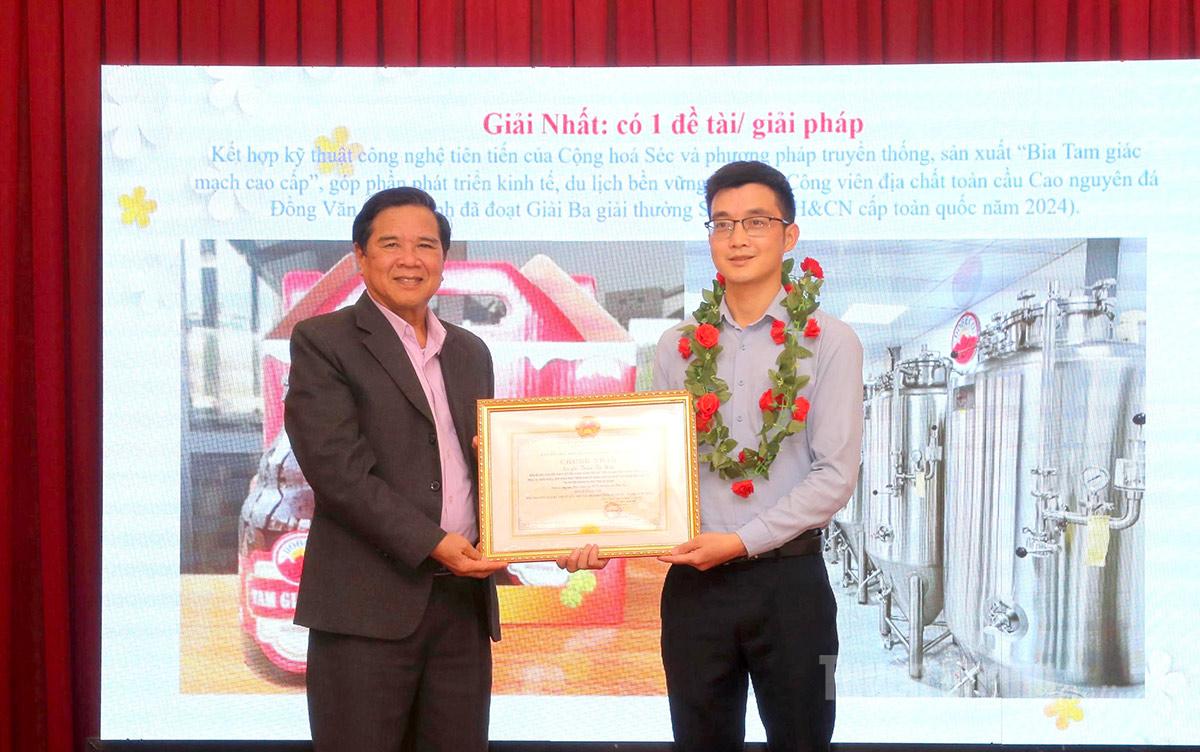 Đồng chí Sèn Chỉn Ly, Phó Chủ tịch Hội Khuyến học tỉnh trao Chứng nhận cho tác giả có đề tài đạt giải Nhất Hội thi Sáng tạo Kỹ thuật tỉnh khu vực Hà Giang trước khi hợp nhất.