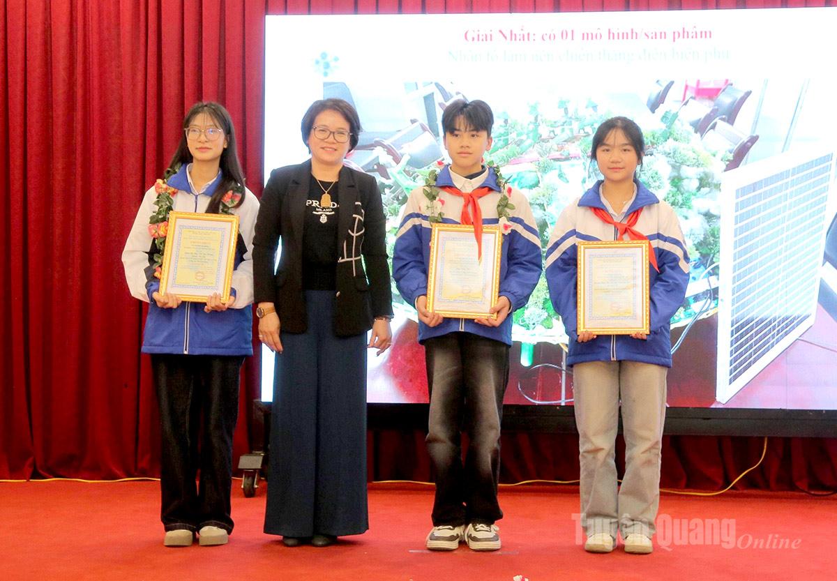 Ban Tổ chức trao giải Nhất Cuộc thi Sáng tạo thanh thiếu niên, nhi đồng năm 2025 cho nhóm học sinh Trường THCS Tam Sơn (xã Quản Bạ).