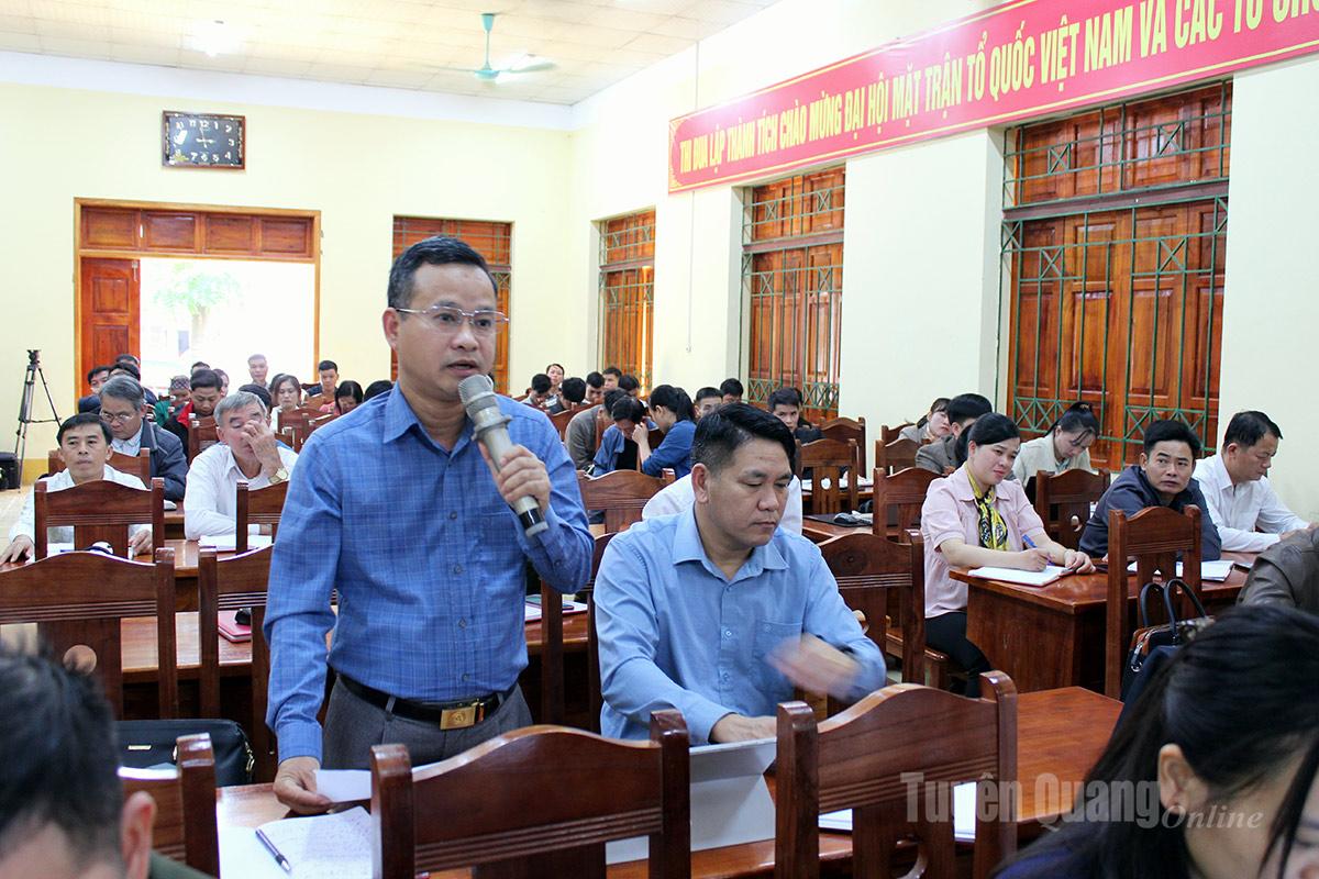 Cử tri xã Bạch Xa phát biểu ý kiến tại hội nghị. Ảnh Thanh Phúc