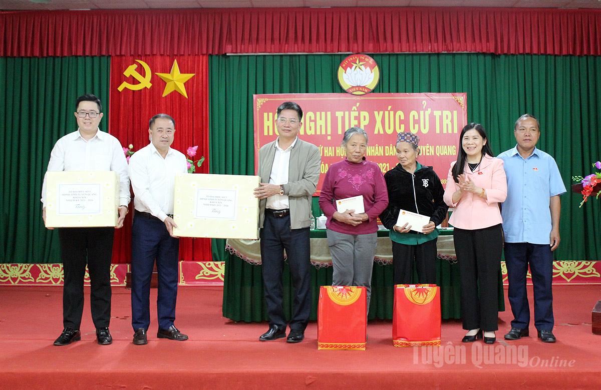 Phó Chủ tịch HĐND tỉnh Lê Thị Thanh Trà trao quà cho các hộ nghèo và xã Bạch Xa.