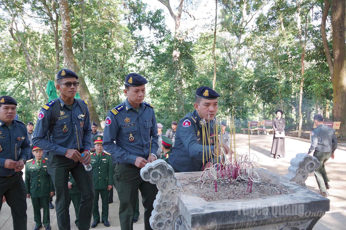 Đoàn dâng hương tại Lán Nà Nưa.