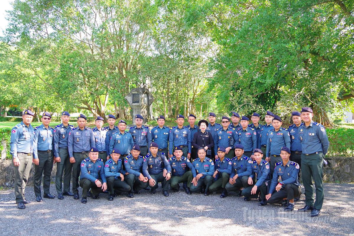 Đoàn chụp ảnh lưu niệm tại Di tích Cây đa Tân Trào.