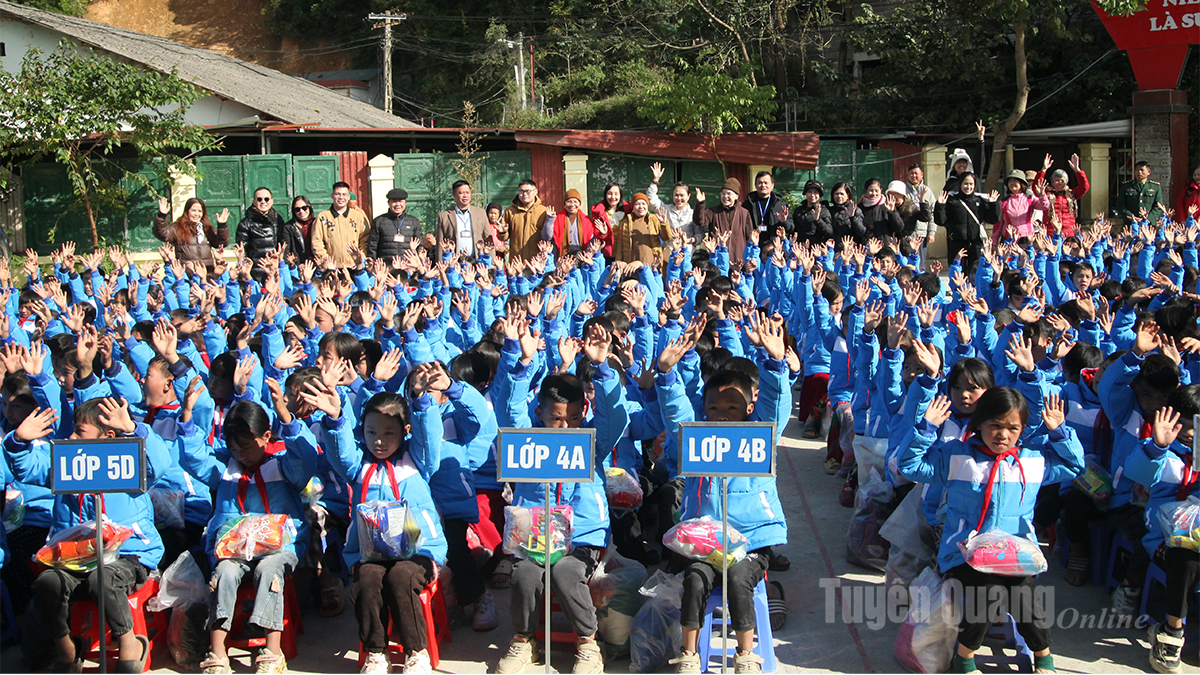 1.200 áo ấm được trao tặng cho các em học sinh.