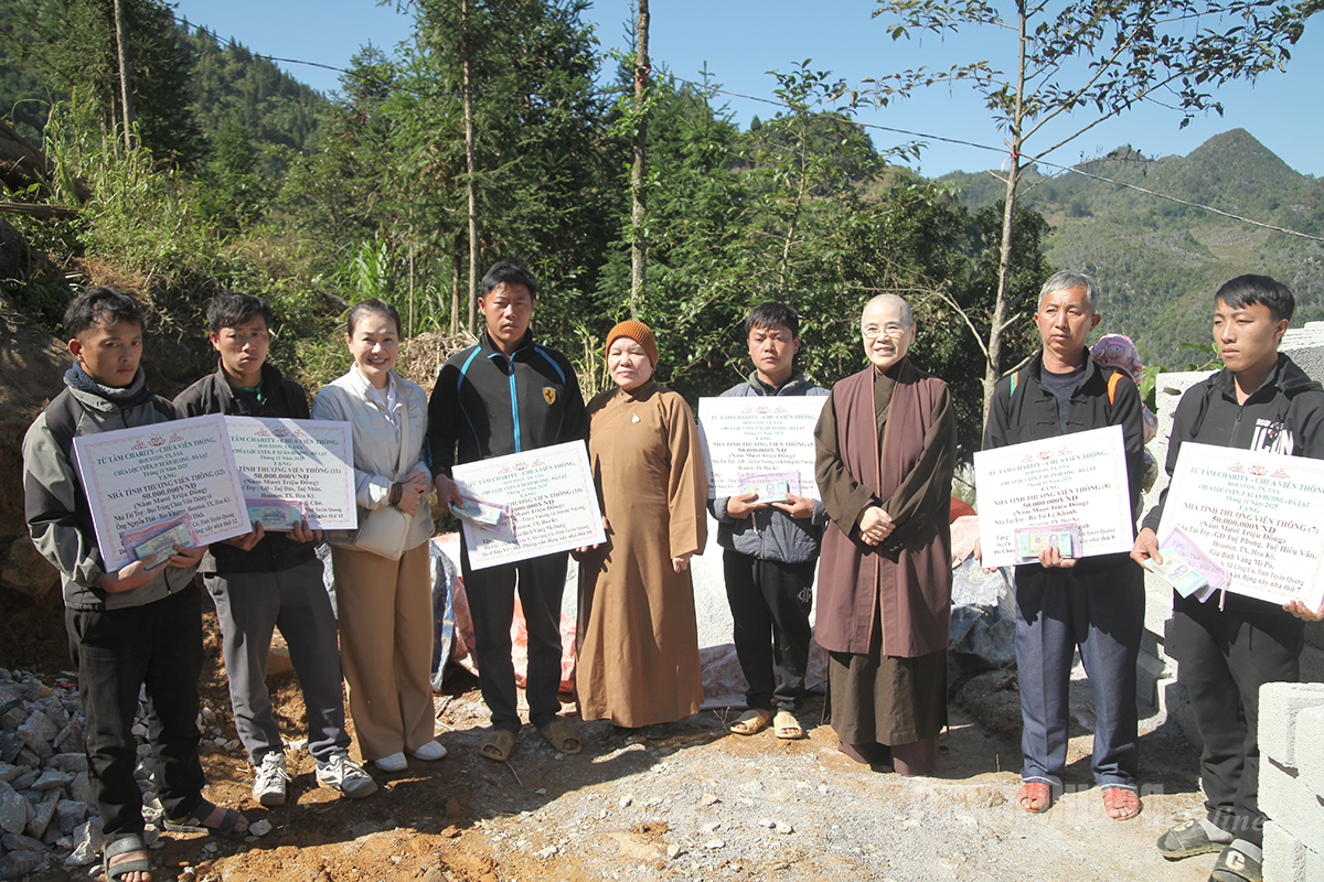 Đoàn trao tiền hỗ trợ làm nhà cho các hộ thôn Mã Lầu A.