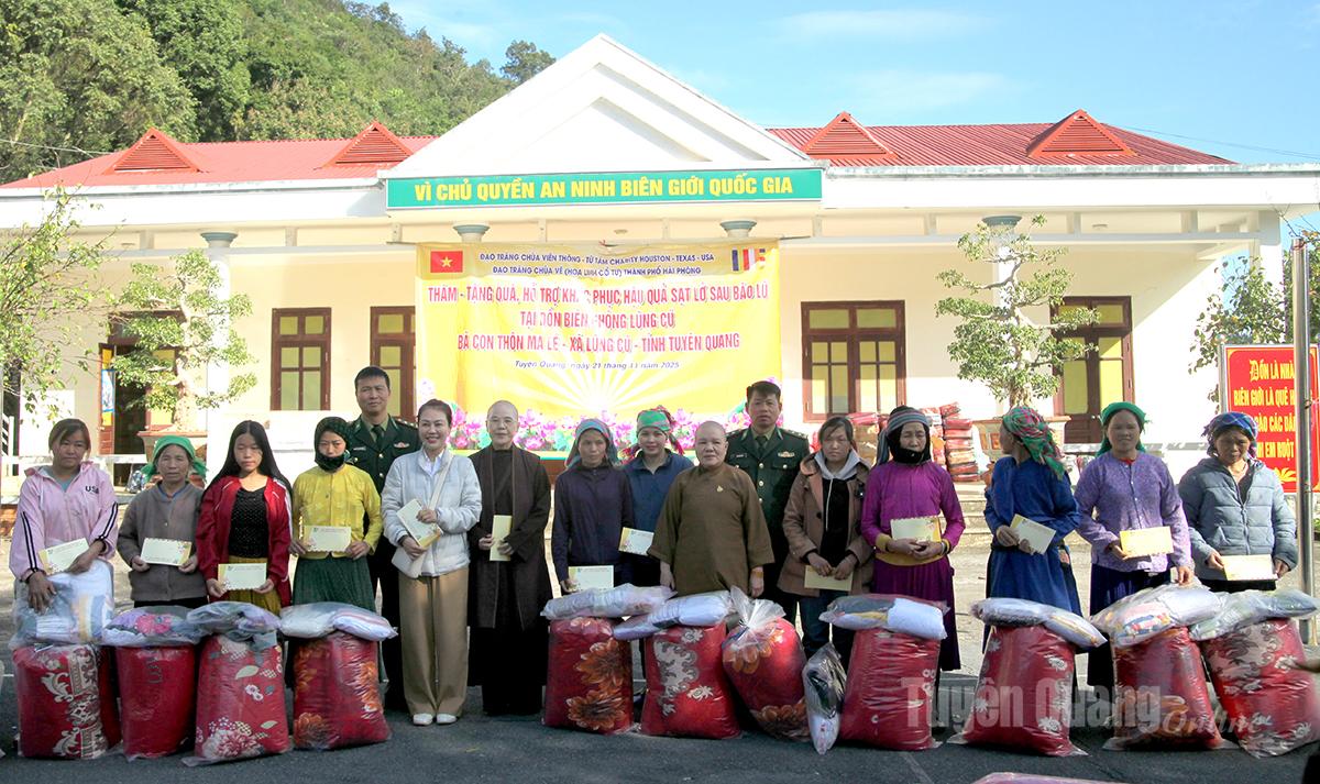 Đoàn tặng quà cho các hộ nghèo bị ảnh hưởng bởi thiên tai.