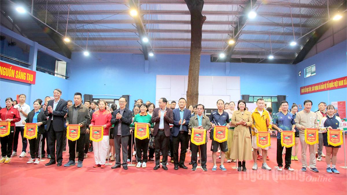 Ban tổ chức tặng Cờ lưu niệm cho các câu lạc bộ tham gia giải.