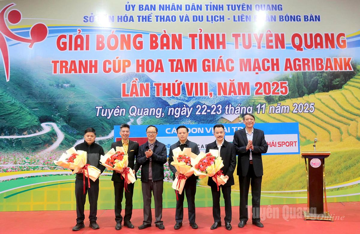 Ban tổ chức giải tặng hoa các đơn vị tài trợ.