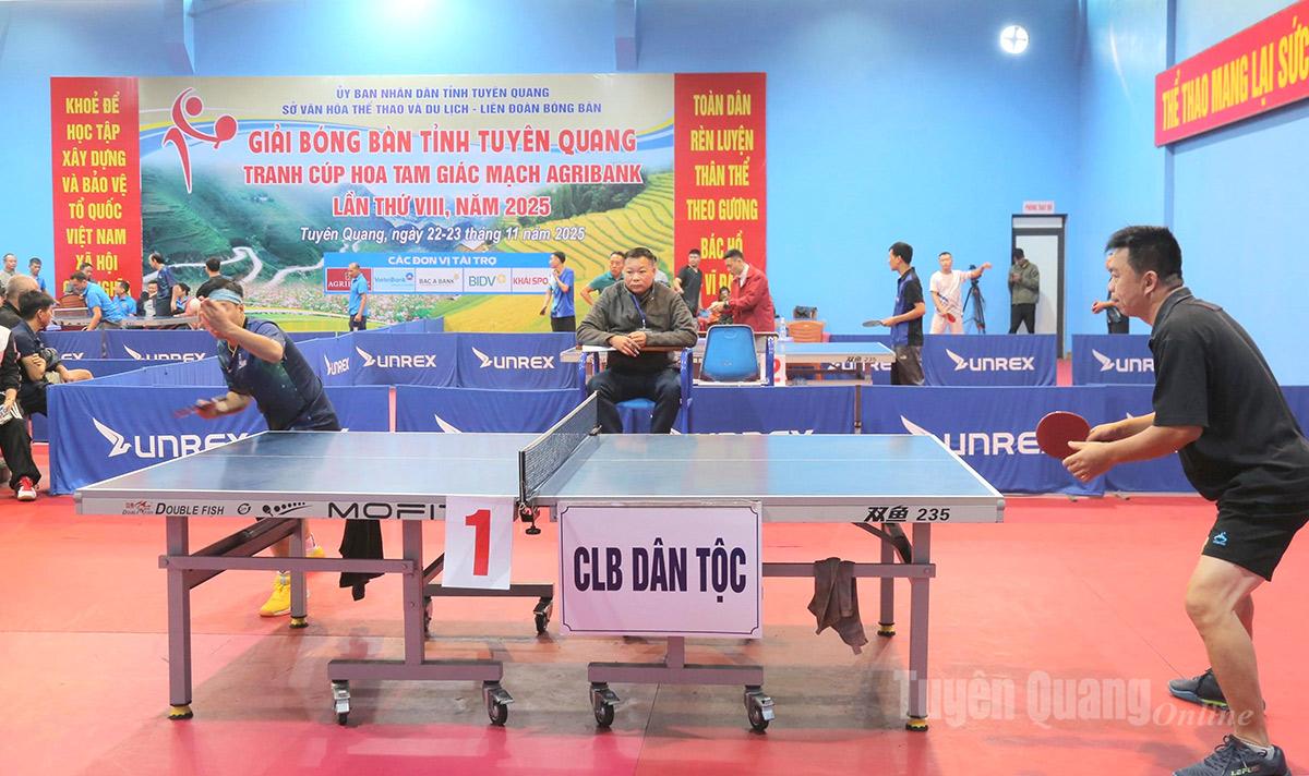 Trận đấu mở màn giải giữa 2 vận động viên thuộc câu lạc bộ Hàm Yên 2 và Tân Trào 1.