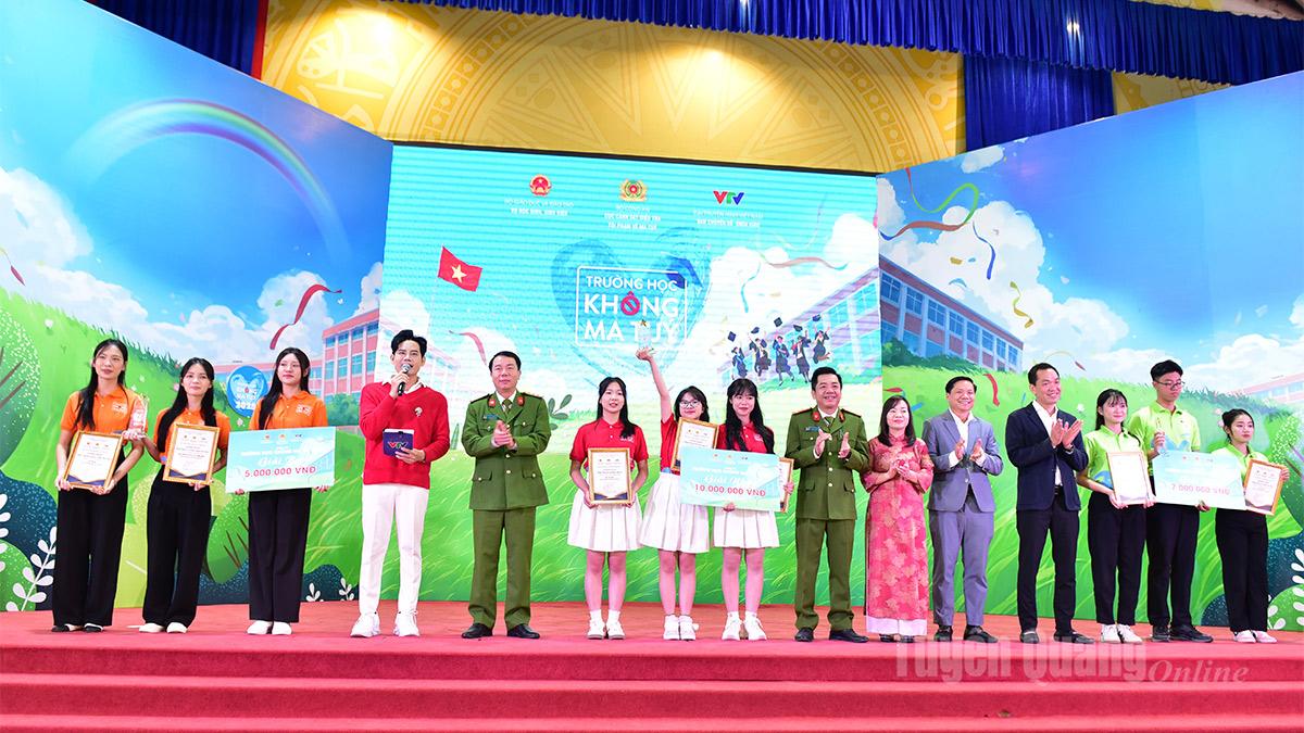 Ban tổ chức và các đại biểu trao giải cho các đội thi đạt thành tích xuất sắc tại Cuộc thi “Trường học không ma túy” năm 2025 tại Tuyên Quang.