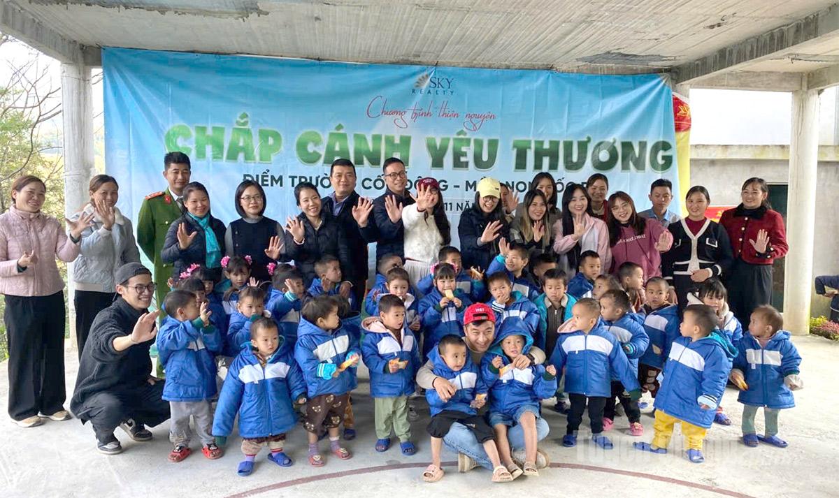 Chương trình chắp cánh yêu thương do đơn vị Công ty cổ phần Bất động sản Bầu trời Việt Nam tổ chức ở xã Trung Thịnh.