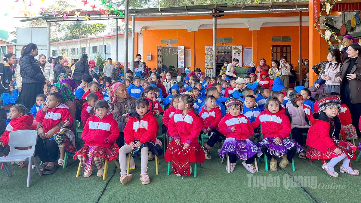 Nhiều học sinh mầm non Nàn Ma (xã Pà Vầy Sủ) được trao tặng áo ấm mùa đông trong chương trình.