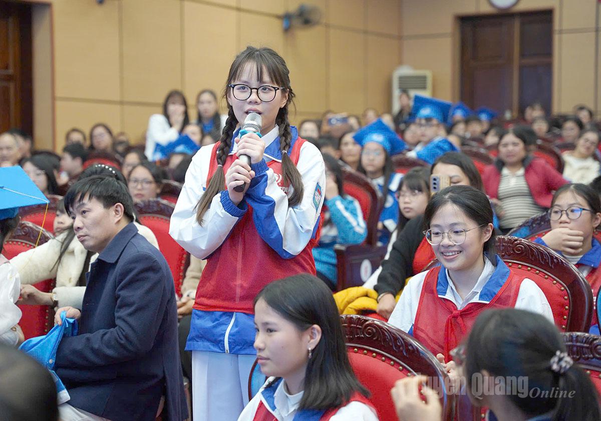 Học sinh giao lưu trả lời câu hỏi tại liên hoan.