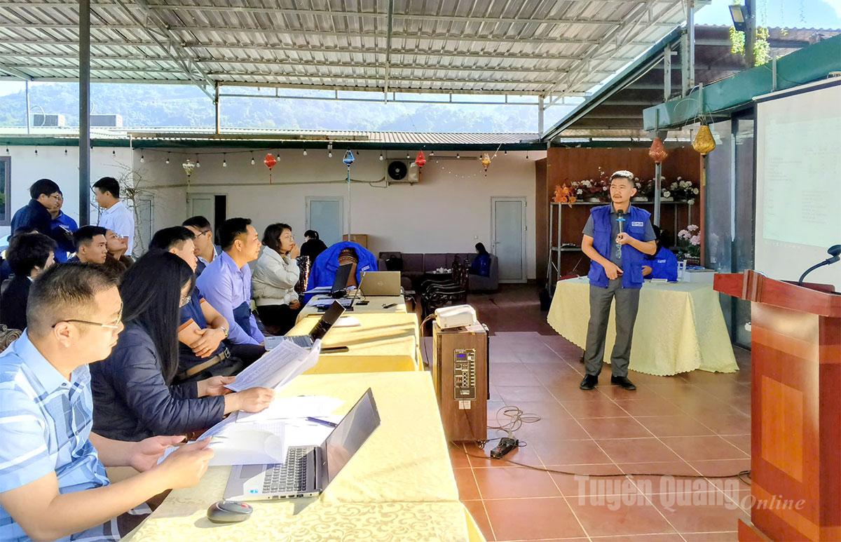 Tổ chức Plan International Việt Nam và đại biểu các xã, phường thảo luận thống nhất phương án, số lượng phân bổ các gói hỗ trợ hơn 8 tỷ đồng phục hồi sau thiên tai.