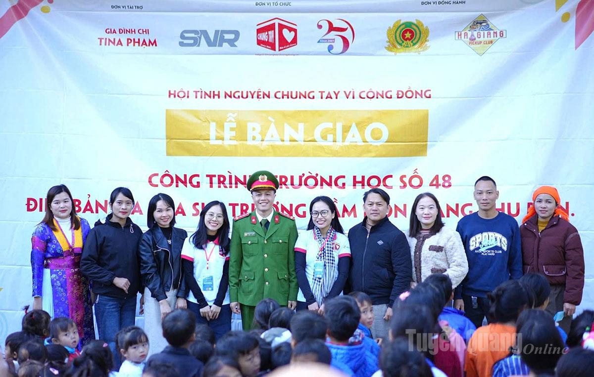 Các đại biểu, nhà tài trợ chụp ảnh cùng cô trò tại lễ bàn giao điểm trường mầm non Tìa Cua Si.
