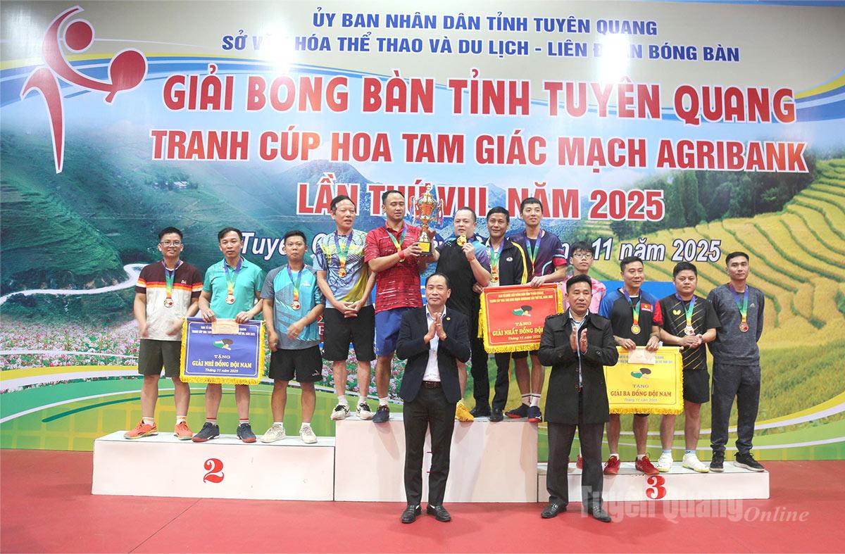 Ban tổ chức trao giải nội dung đồng đội nam.