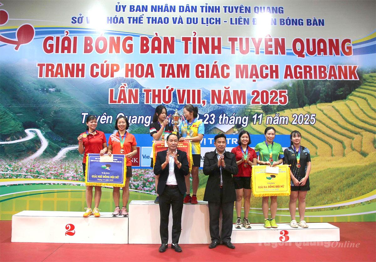 Ban tổ chức trao giải nội dung đồng đội nữ.