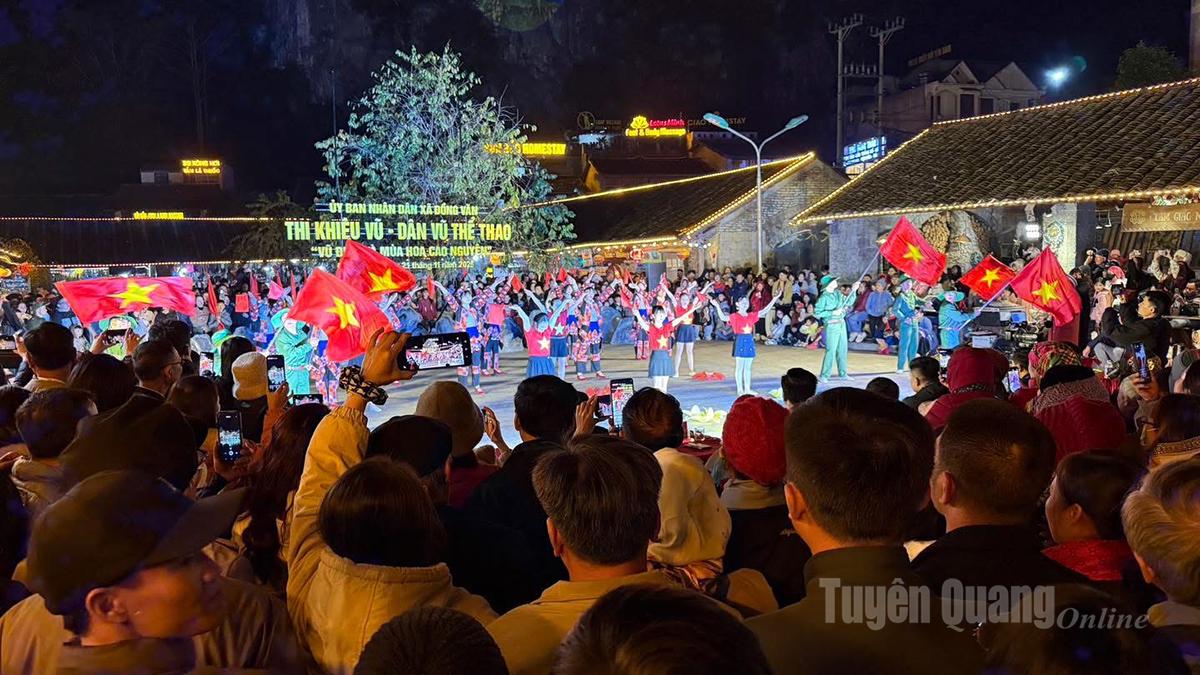 Hội thi dân vũ tại khu vực sân phố cổ xã Đồng Văn thu hút đông đảo du khách xem và cổ vũ.