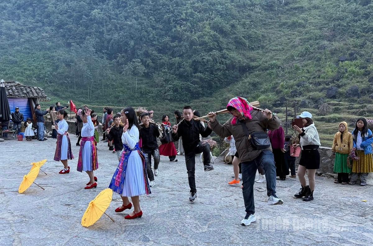 Du khách trải nghiệm văn hoá tại khu vực dốc Thẩm Mã, xã Phố Bảng.