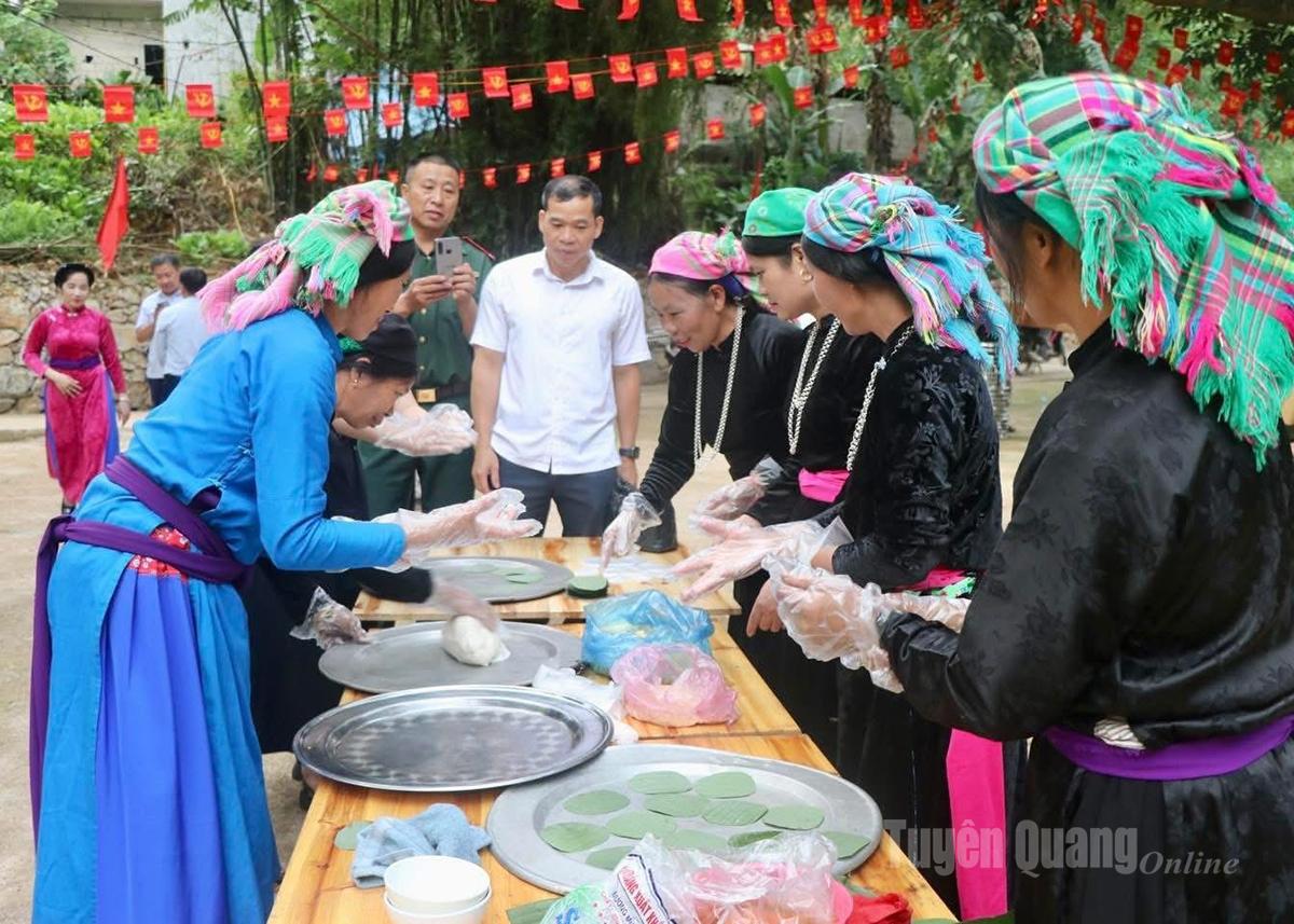 Trải nghiệm làm bánh giày cùng bà con dân tộc Giấy xã Lũng Cú.