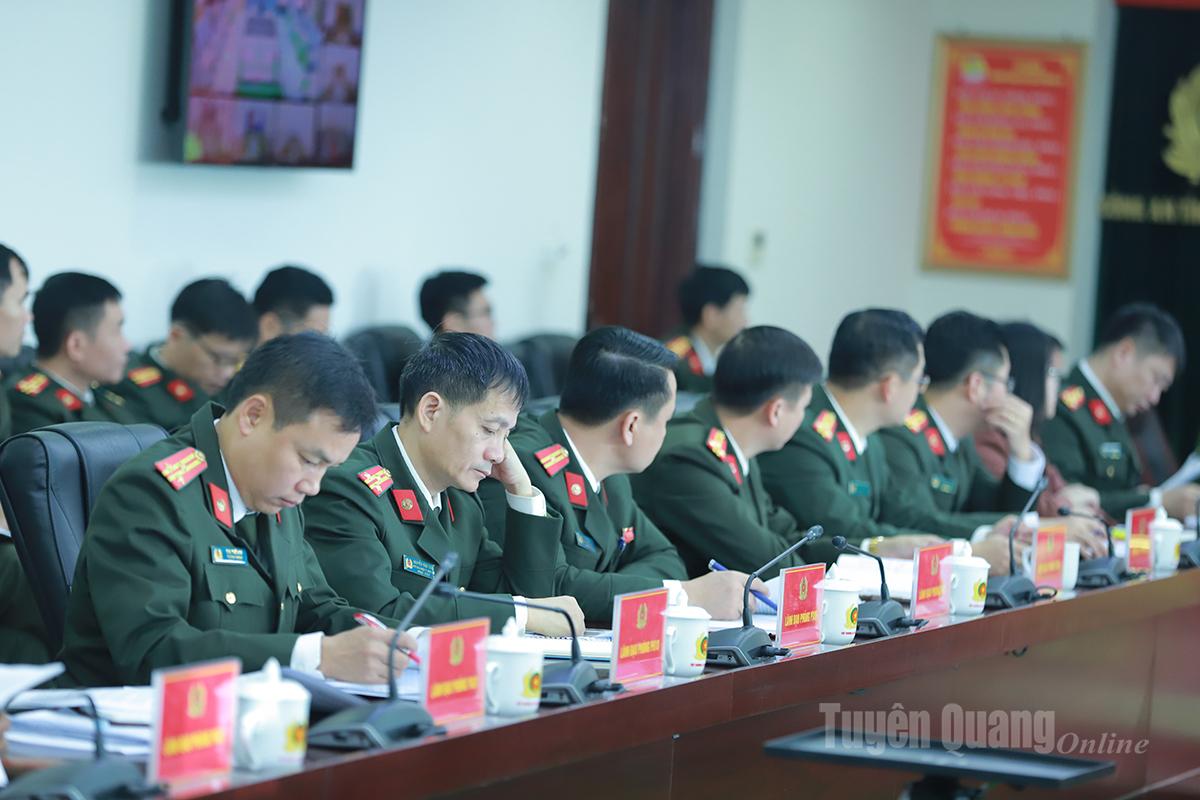 Lãnh đạo các phòng nghiệp vụ khối An ninh dự Lễ phát động.