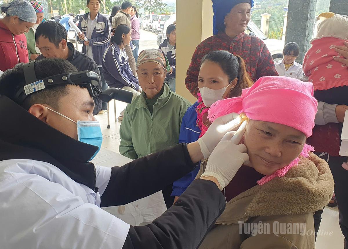 Các y, bác sỹ tổ chức khám cho người dân xã Bạch Đích