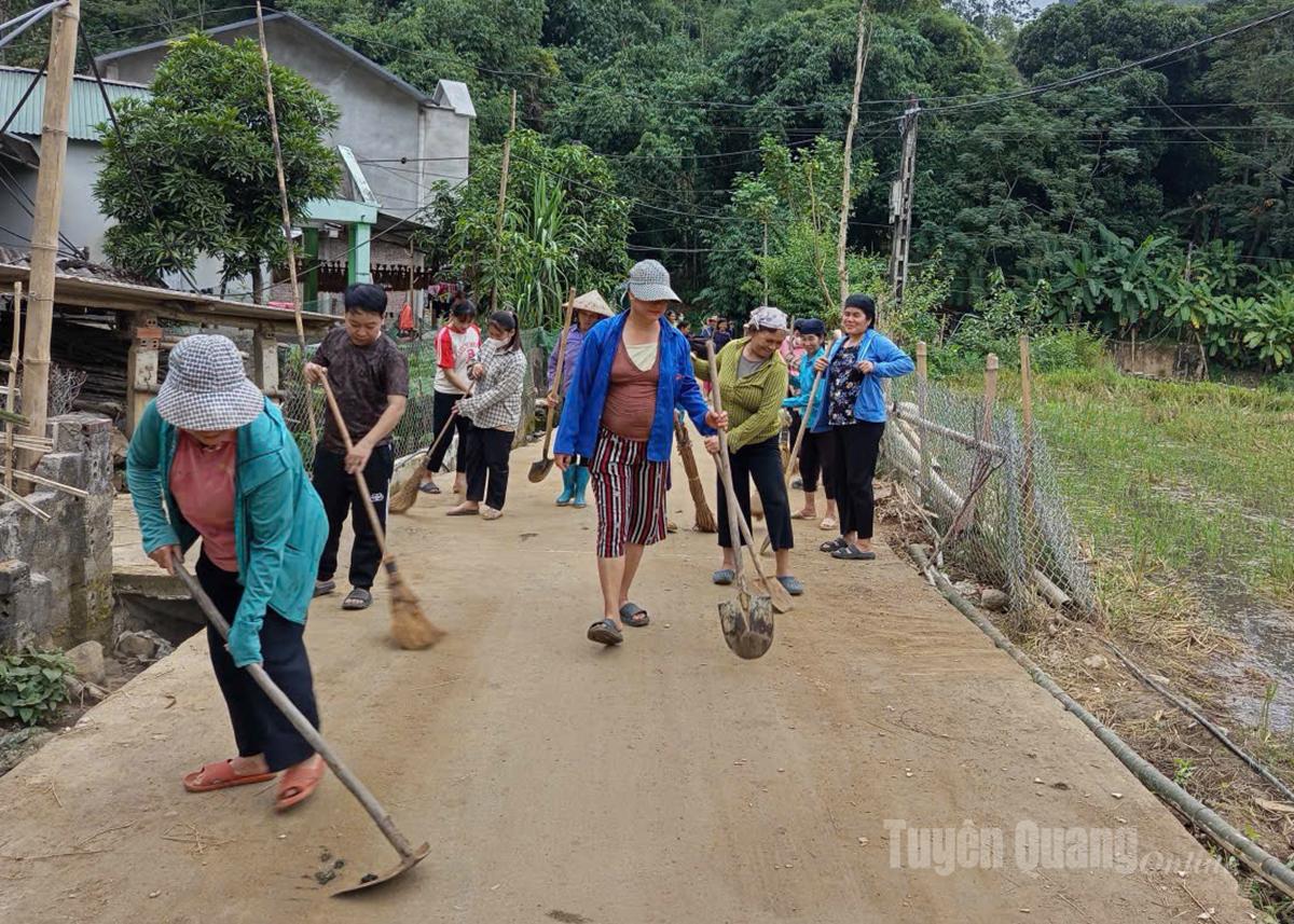 Hội Nông dân xã Yên Hoa phát động phong trào vệ sinh đường làng, ngõ xóm thu hút đông đảo hội viên tham gia.