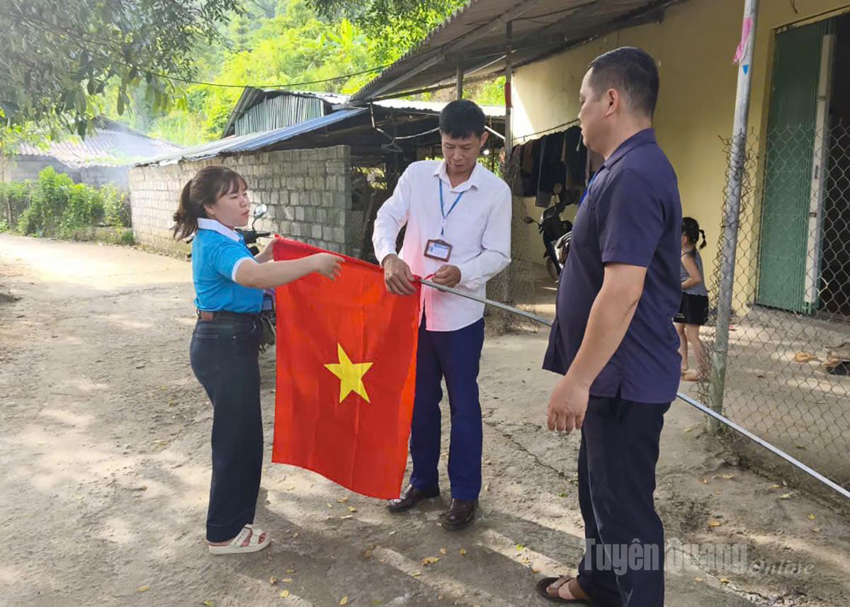 Hội Nông dân xã Niêm Sơn vận động hội viên treo cờ Tổ quốc chào mừng đại hội.