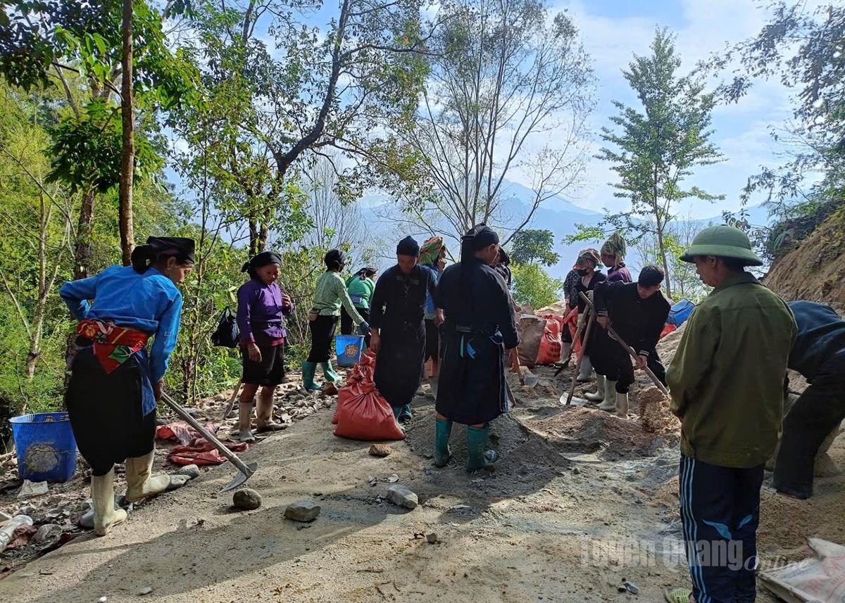 Hội Nông dân xã Bản Máy làm đường bê tông