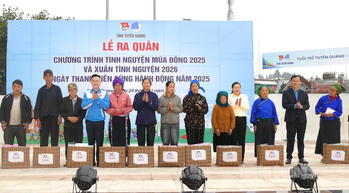 Các đại biểu trao quà cho các hộ gia đình có hoàn cảnh khó khăn trên địa bàn.