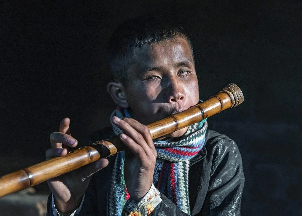 Hau Thien Di, from Thien Huong village, Dong Van commune, was born blind but possesses the talent of playing the flute, bringing joy to life.