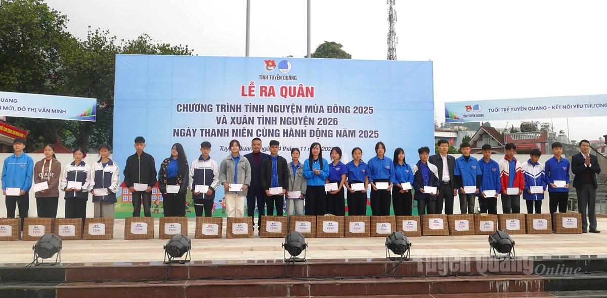 Lãnh đạo Tỉnh đoàn, xã Pà Vầy Sủ trao quà cho học sinh có hoàn cảnh khó khăn.