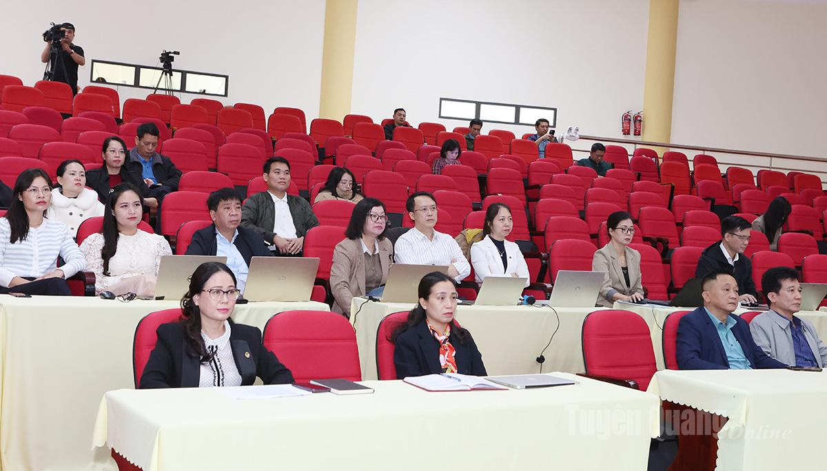 Lãnh đạo, phóng viên, biên tập viên Báo và phát thanh, truyền hình Tuyên Quang tham dự lớp tập huấn tại điểm cầu trực tuyến trụ sở cơ quan.