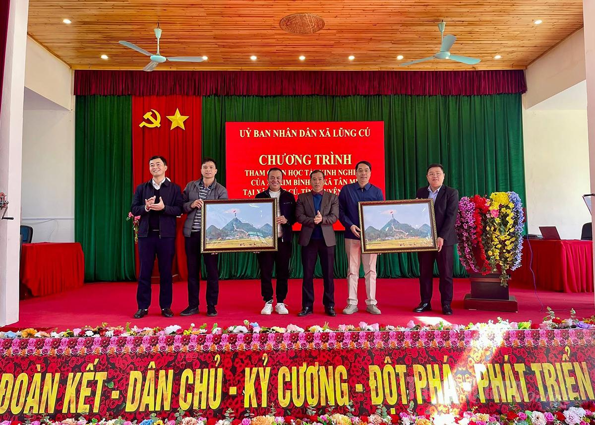 Lãnh đạo xã Lũng Cú tặng quà lưu niệm cho đoàn công tác.

