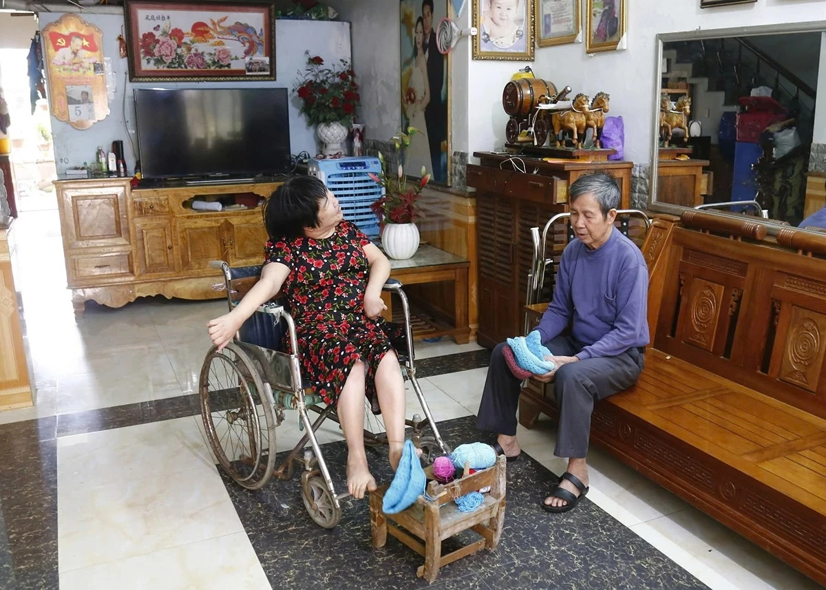 Despite having paralyzed hands, Ms. Hoang Lan Huong of Minh Xuan ward still knits woolen hats every year to give to students in the highlands.