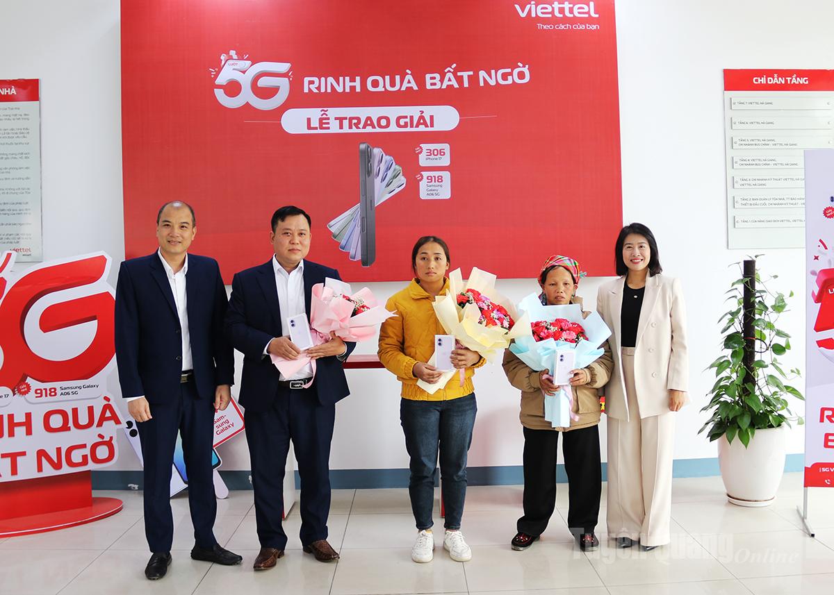 Lãnh đạo Viettel Tuyên Quang trao quà cho khách hàng trúng thưởng iPhone 17.