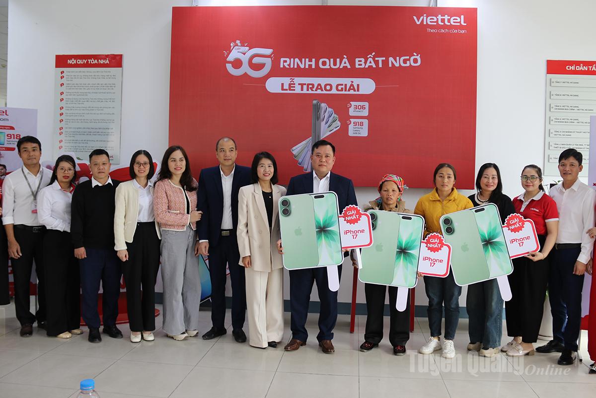 Đại biểu chụp ảnh lưu niệm với khách hàng trúng thưởng.