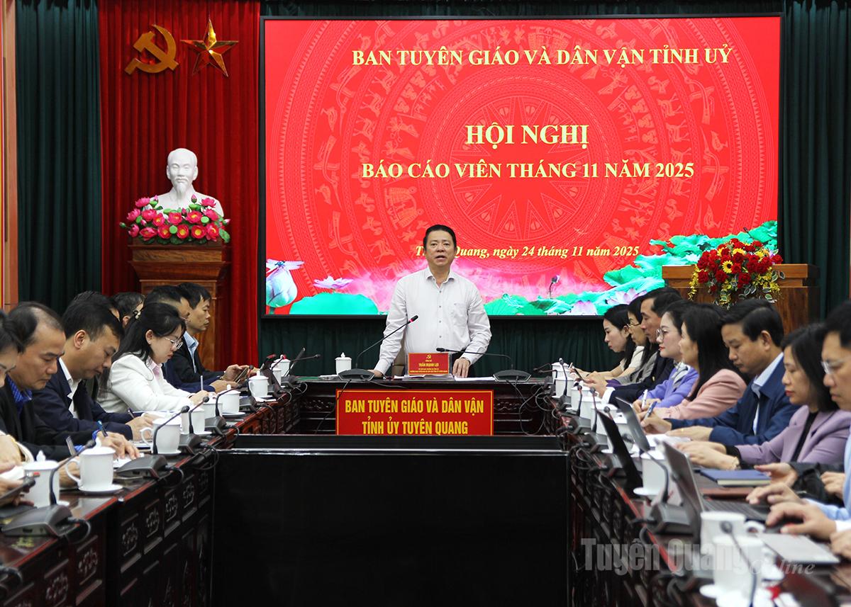 Đồng chí Trưởng Ban Tuyên giáo và Dân vận Tỉnh ủy Trần Mạnh Lợi phát biểu tại hội nghị.