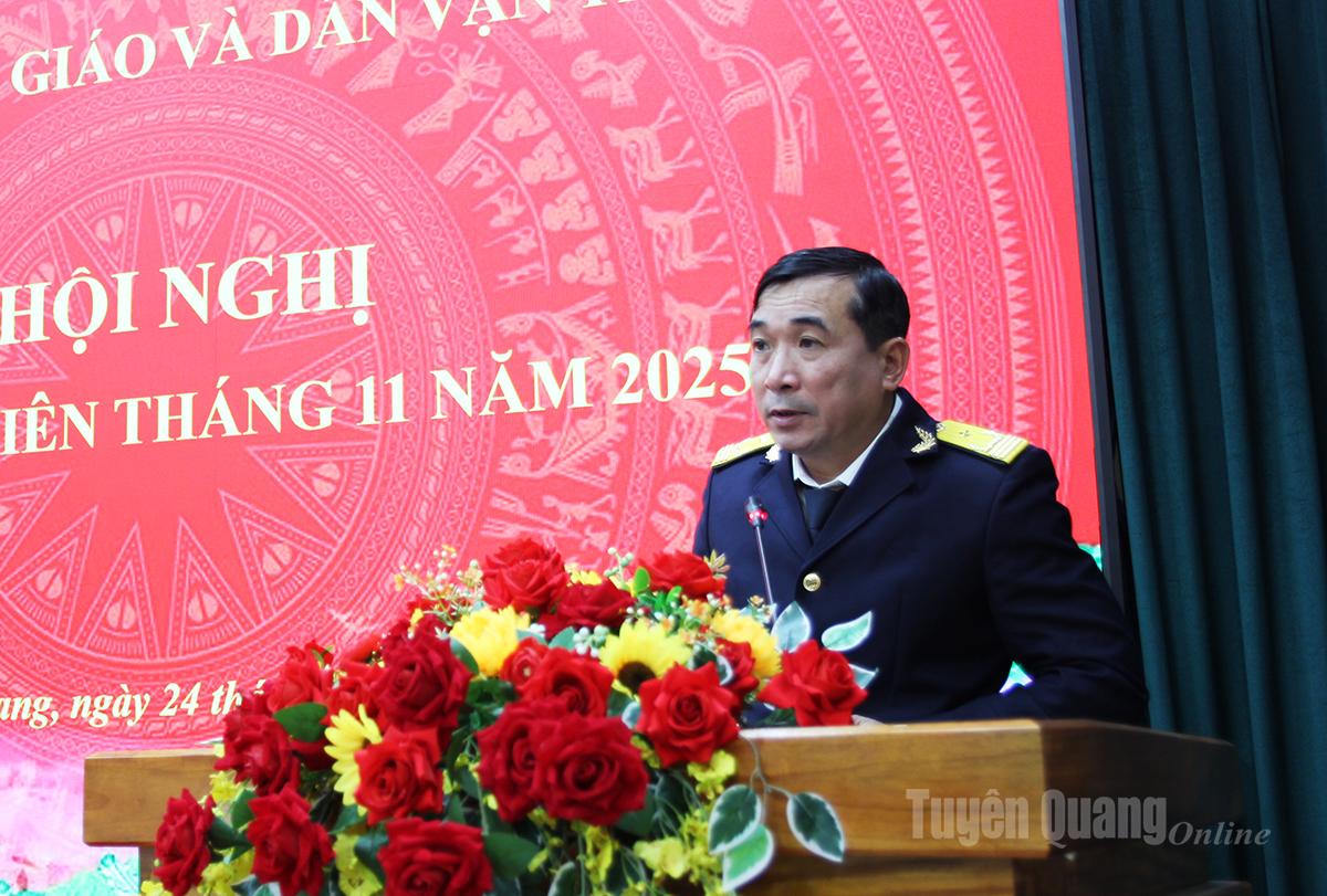 Đại diện lãnh đạo Thuế tỉnh Tuyên Quang thông tin chuyên đề Công tác quản lý thuế đối với hộ, cá nhân kinh doanh.