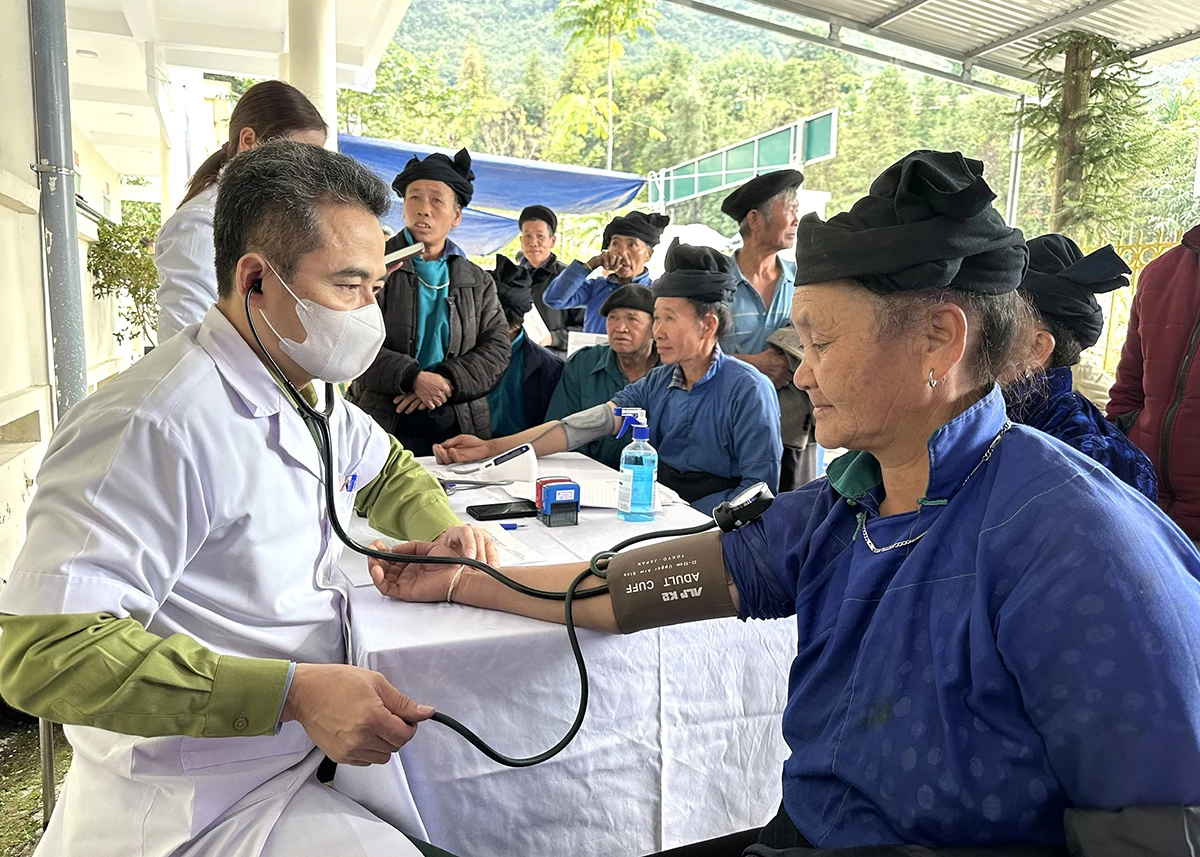 Đoàn khám sức khỏe cho các gia đình chính sách.